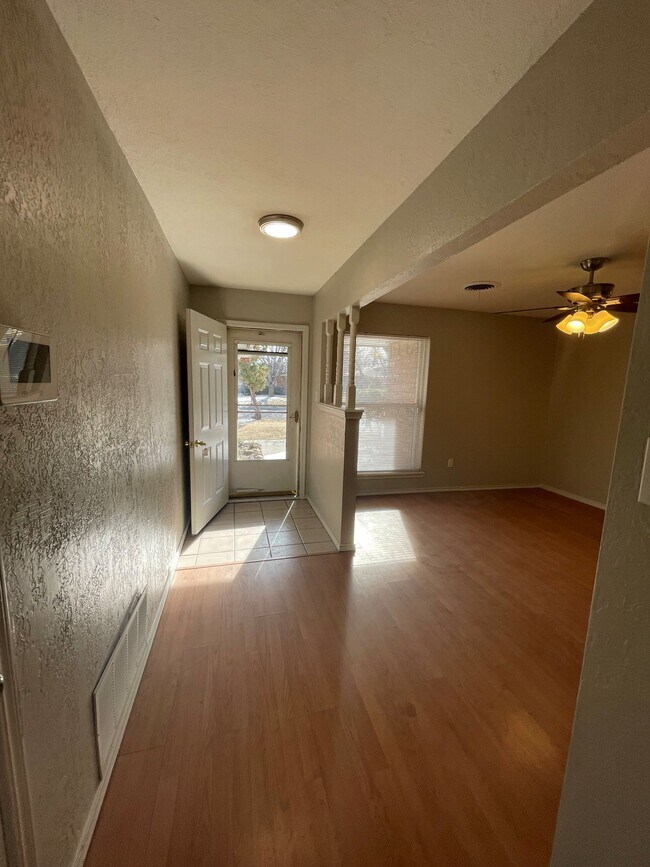 Building Photo - 314 NW Parkwood Ln
