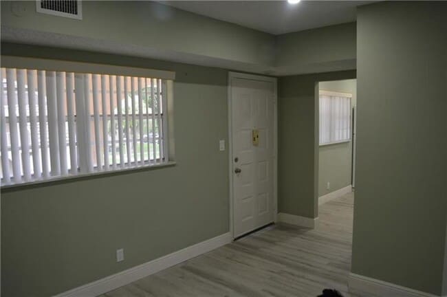 Building Photo - 2710 Riverside Dr