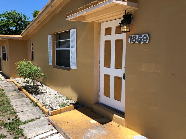 Building Photo - 1859 Lauderdale Manor Dr