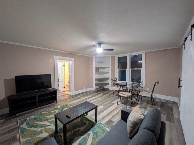 Building Photo - 205 S Walters St