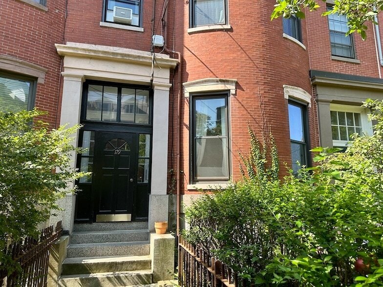 Building Photo - 179 Webster St