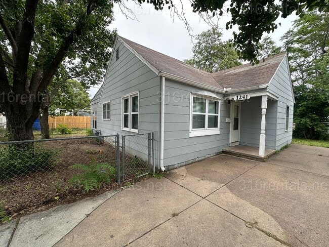 Building Photo - $1150- 3 bed 1 bath - Single Family Home