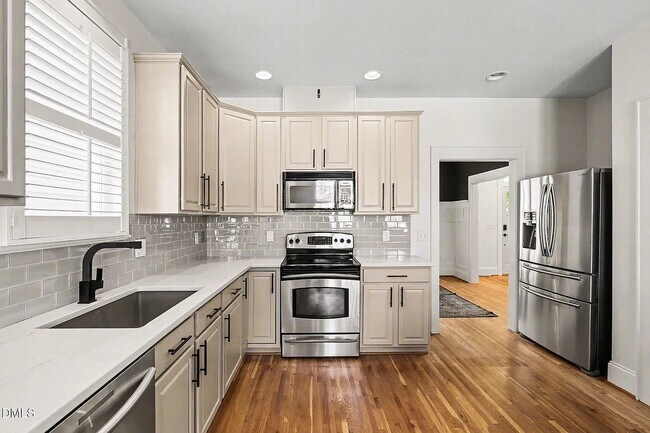 Foto del edificio - 3426 Falls River Ave