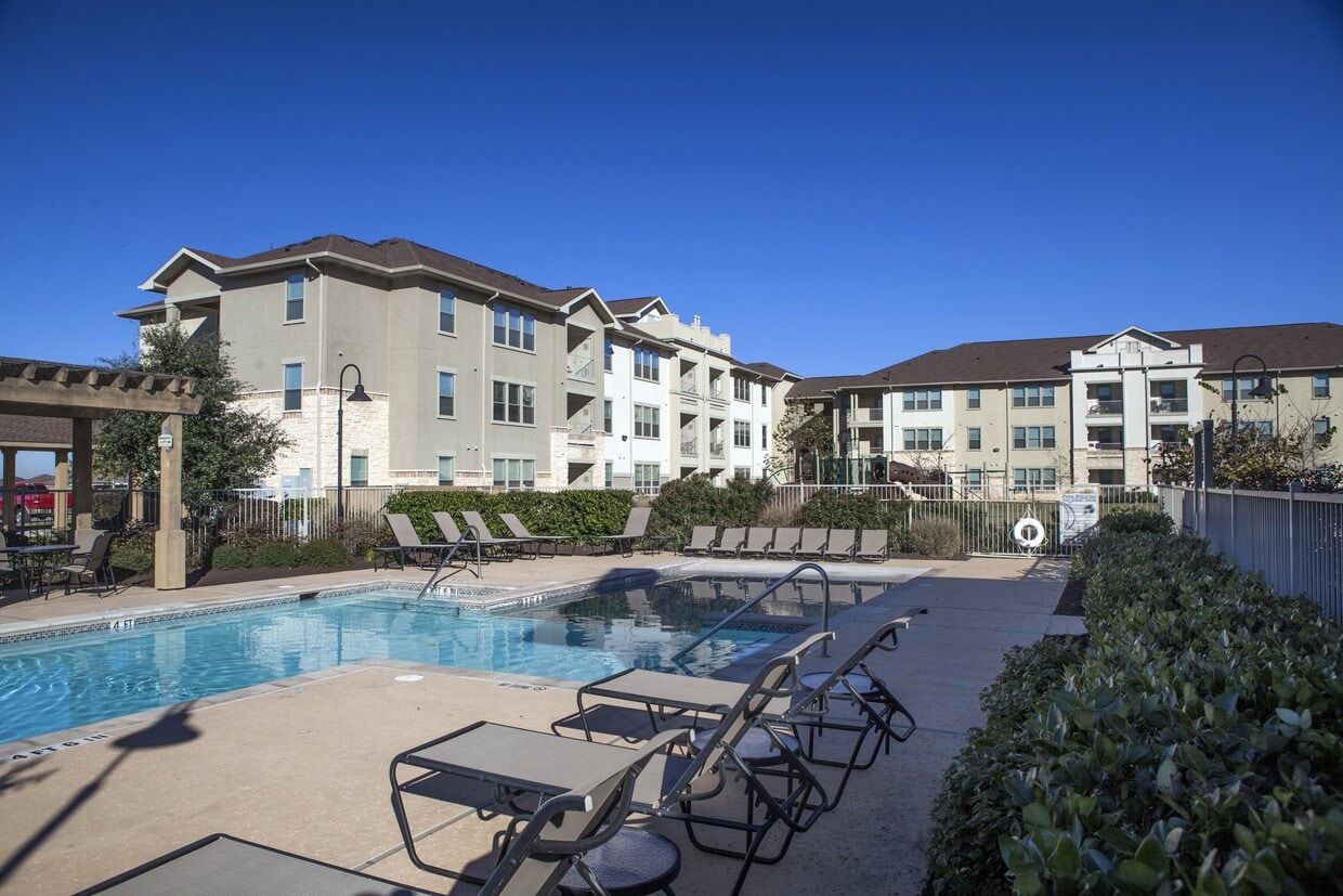 Primary Photo - Montabella Pointe