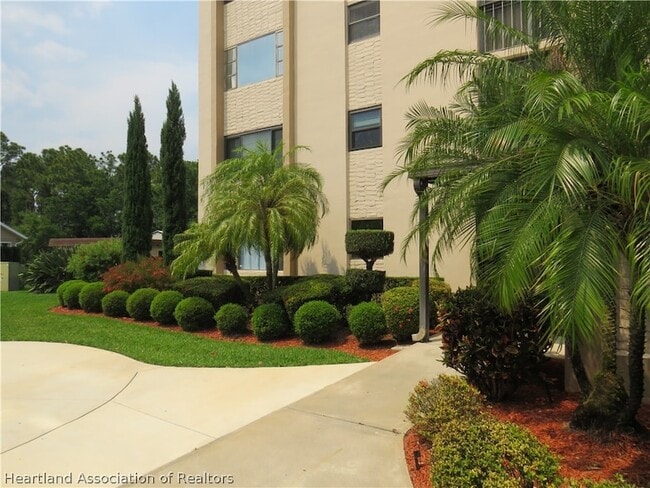Building Photo - 121 Country Club Dr