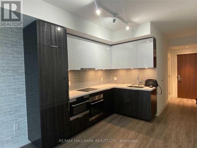 Building Photo - 15 Queens Quay E