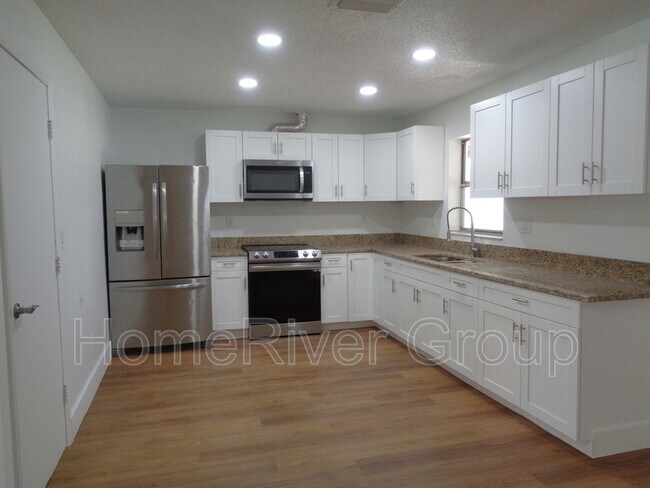 Foto del edificio - 665 NE 39th St