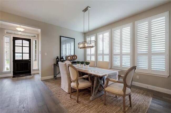 Foto del edificio - 8043 Sunflower Ln