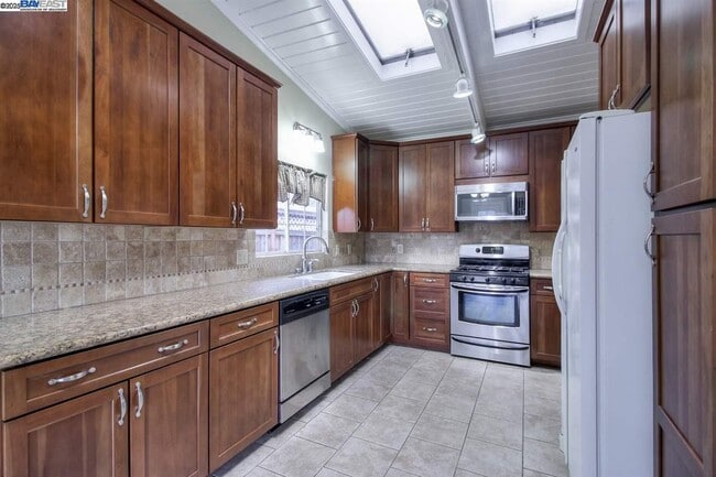Building Photo - 623 Pineview Dr