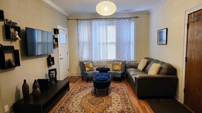 Foto del edificio - Brand new rehab 2 bedroom in the heart of Ukrainian Village with balcony facing south