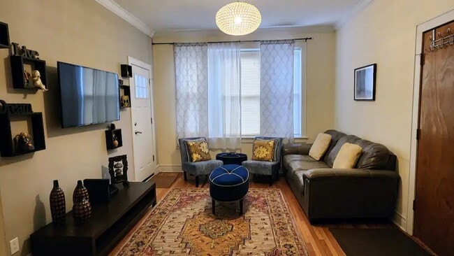 Building Photo - Brand new rehab 2 bedroom in the heart of Ukrainian Village with balcony facing south