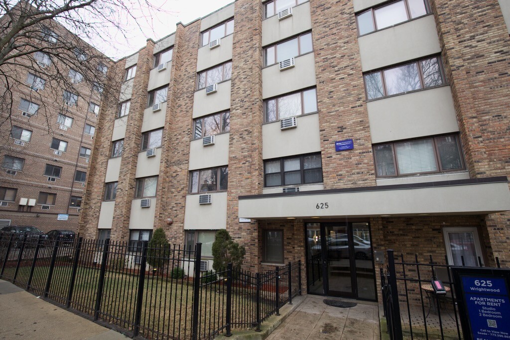 Primary Photo - 628 W Wrightwood Ave