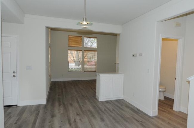 Building Photo - 305 Saturn Terrace