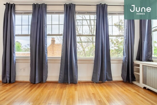 Building Photo - Queen room in 7-bed/4.0-bath Home