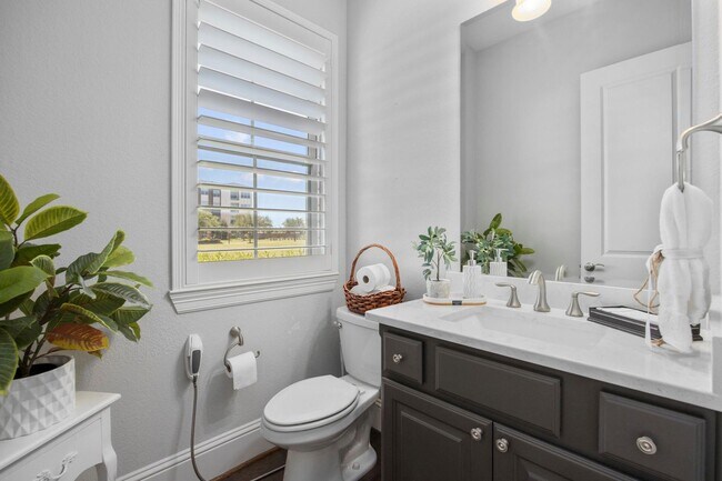 Foto del edificio - 726 Imperial Blvd