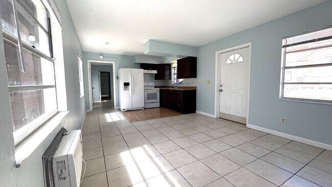 Building Photo - 215 N Wild Olive Ave