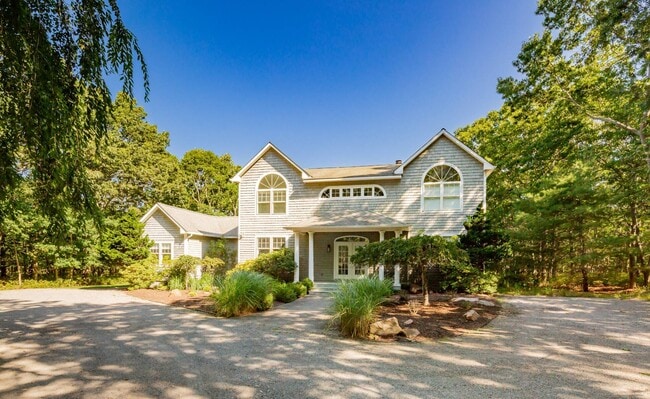Foto del edificio - 528 Wainscott NW Rd