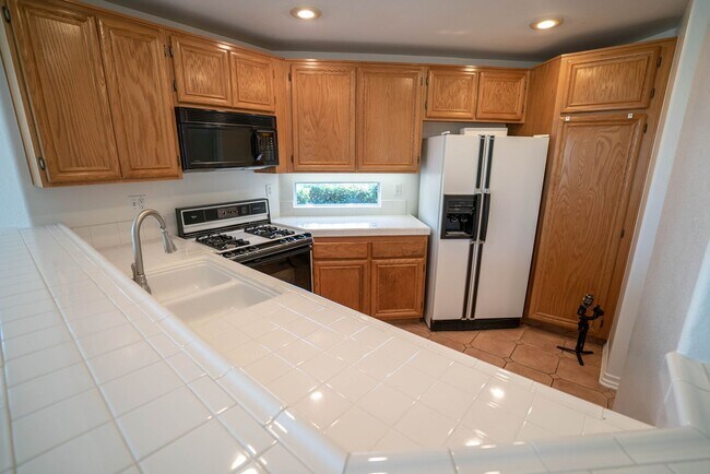 Foto del edificio - Stevenson Ranch Townhome For Rent In Crown...