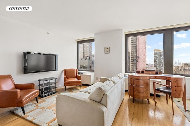 Building Photo - 100 W 39th St