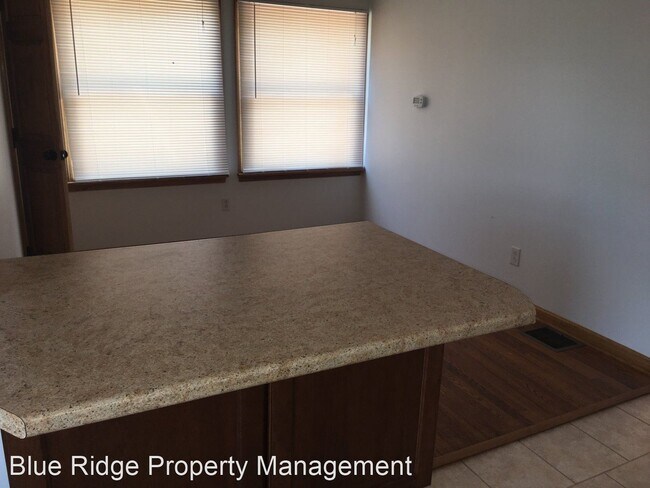 Foto del edificio - 1 br, 1 bath House - 2408 Gilmore Street