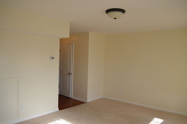 Building Photo - Charming Townhome in Prime Broadway Location – Steps from Parks & Outdoor Amenities!