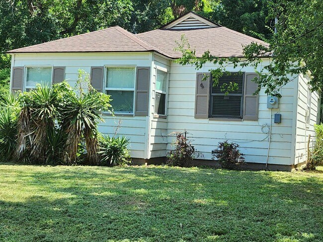 Building Photo - 1908 Circle Dr