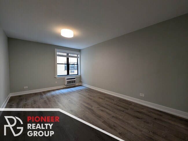 Building Photo - 445 W Barry Ave