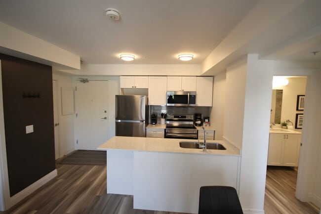 Building Photo - Sleek 2-Bedroom Suite Rent-Ready In Midtown Waterloo
