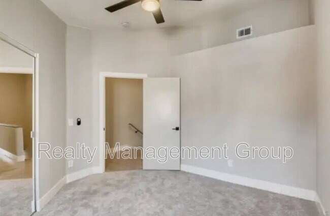 Foto del edificio - 13801 Pinkard Way