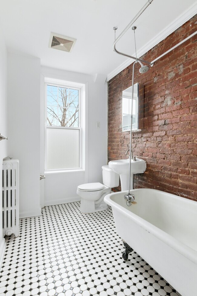 Building Photo - Sunny 3 Bedroom Duplex