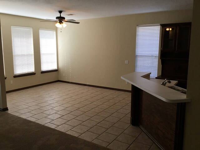 Building Photo - 401 N Chisholm Trail Way