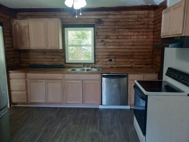 Building Photo - Unbelievable Updated Farmhouse in Lanexa!