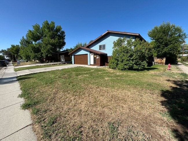 Building Photo - 5 Bed 2 Bath Home with 2 Car Attached Garage in Quiet Nice Neighborhood.