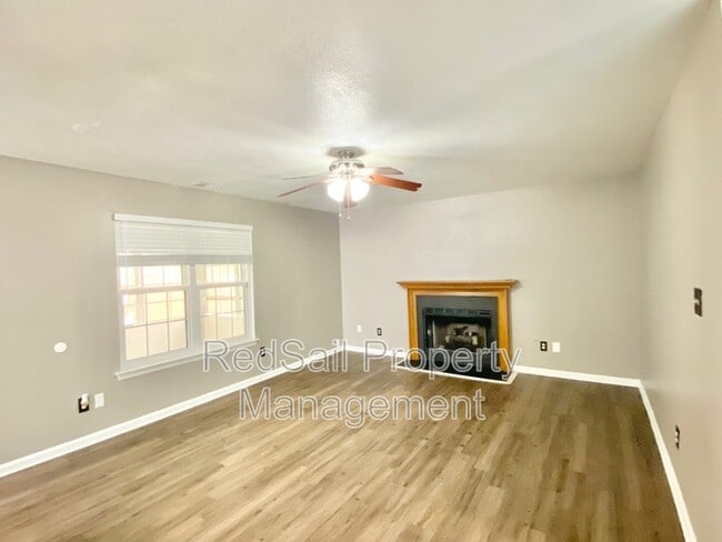 Building Photo - 600 Rountable Ct