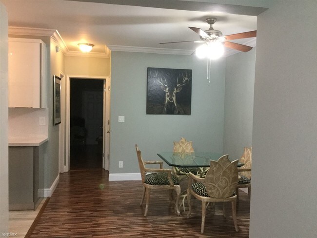 Foto del edificio - 7327 Dickens Ave
