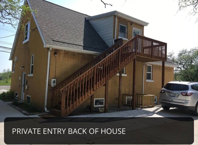 entrada privada - 2475 E Maple Rd