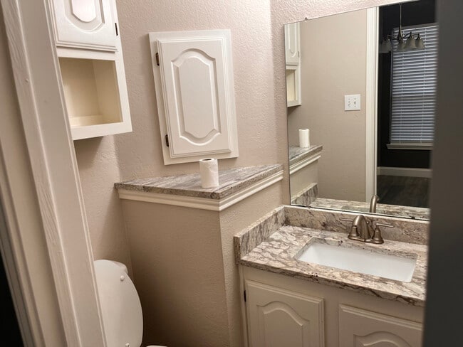 Building Photo - 18528 Shadow Ridge Dr