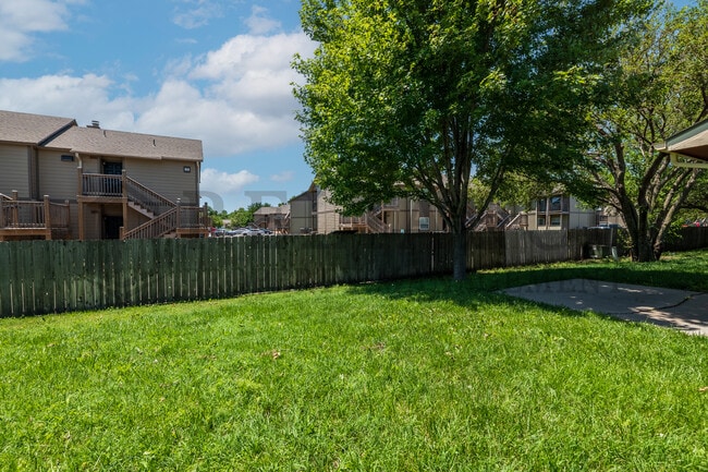 Building Photo - 5915 E Pembrook Cir