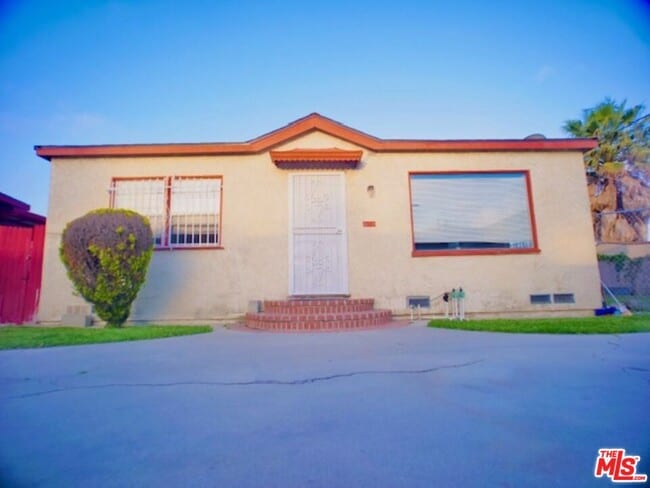 Foto del edificio - 3726 W 112th St