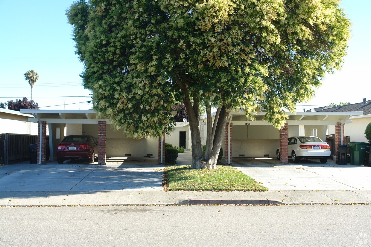 Building Photo - 2421 Karen Dr