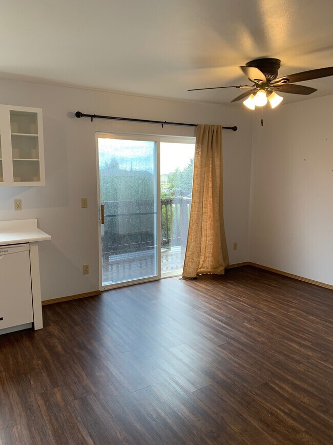 Building Photo - 4 Bed 3.5 Bath
