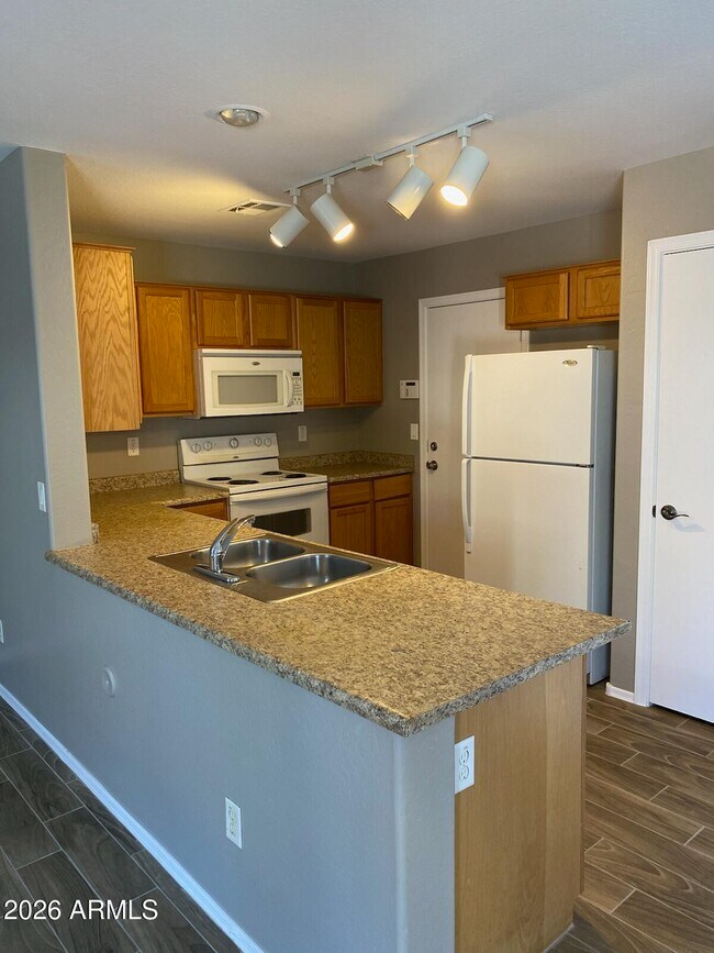 Foto del edificio - 558 S 222nd Ln