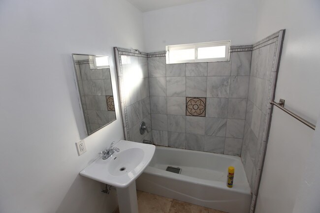 Foto del edificio - 734 W Beach Ave