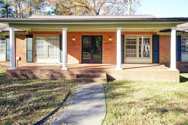 Building Photo - Beautiful Well maintained Family Home!