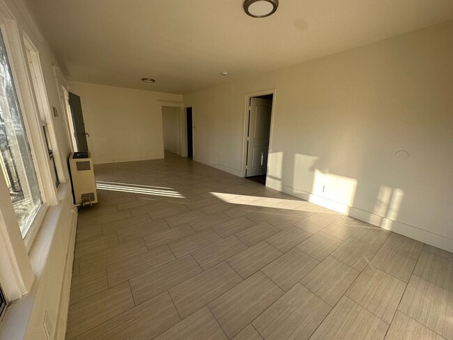 Foto del edificio - UPGRADED 4 BEDROOM NEAR DRAKE PARK!