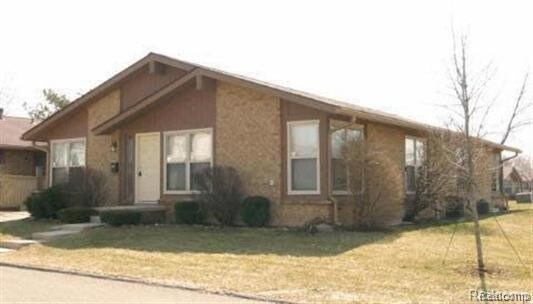 Primary Photo - 2881 Roundtree Dr