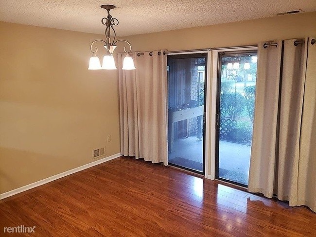 Building Photo - 2 br, 1.5 bath Condo - 320 Willowbrook Drive
