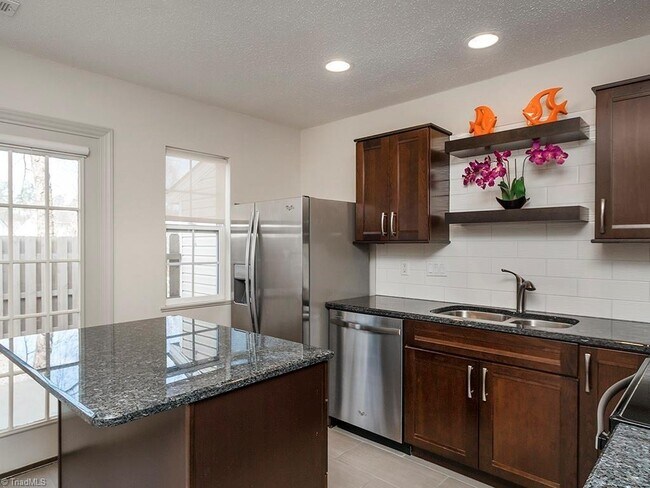 Foto del edificio - Immaculate Maintenance Free 3 bedroom/2.5 ...