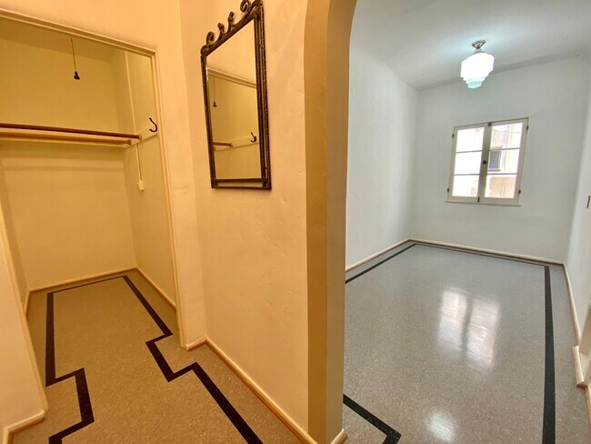 Foto del edificio - 8317 Blackburn Ave