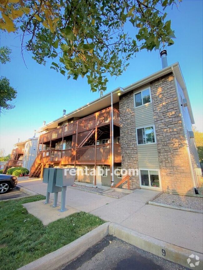 Acres Apartments for Rent with Hardwood Floors Lakewood, CO